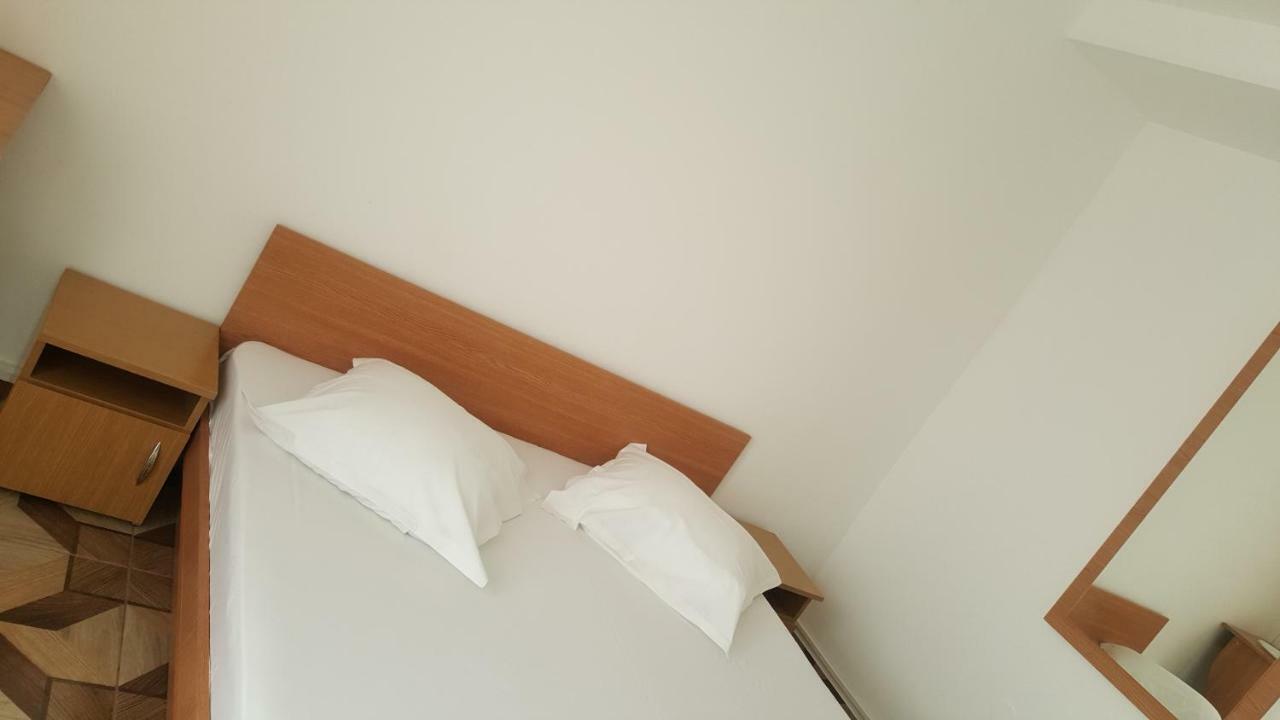 Vila Yza Hotel เอโฟริเอนอร์ด ภายนอก รูปภาพ